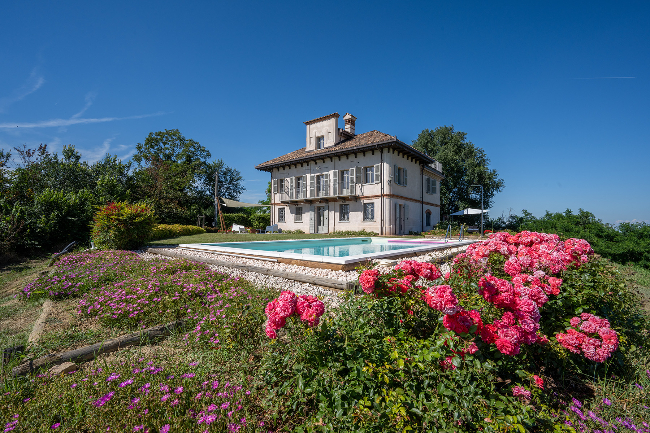 Fully restored luxury country home