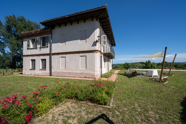 Fully restored luxury country home