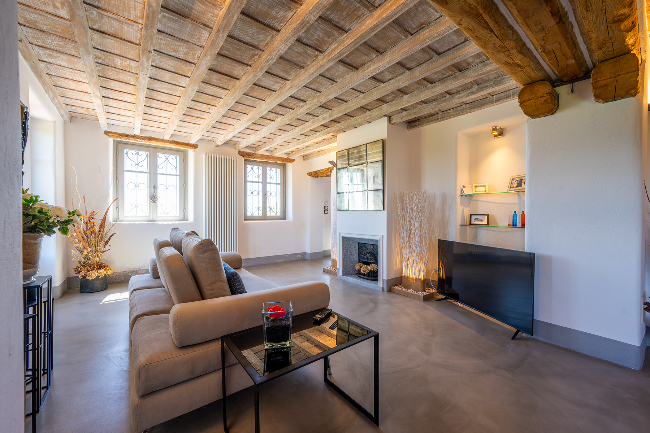 Fully restored luxury country home