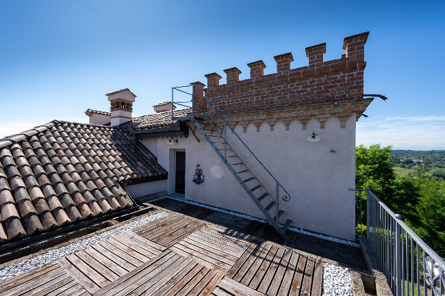 Fully restored luxury country home