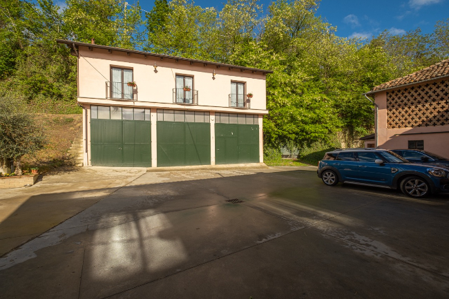 Quality wine production & home for sale