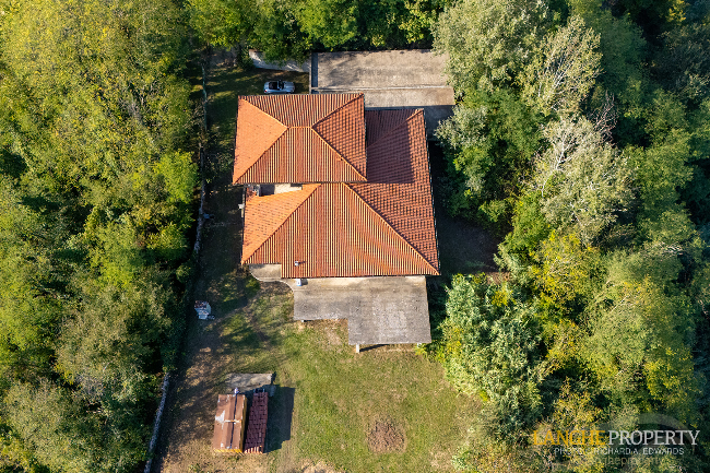 'Shell' villa in stunning location close to Alba