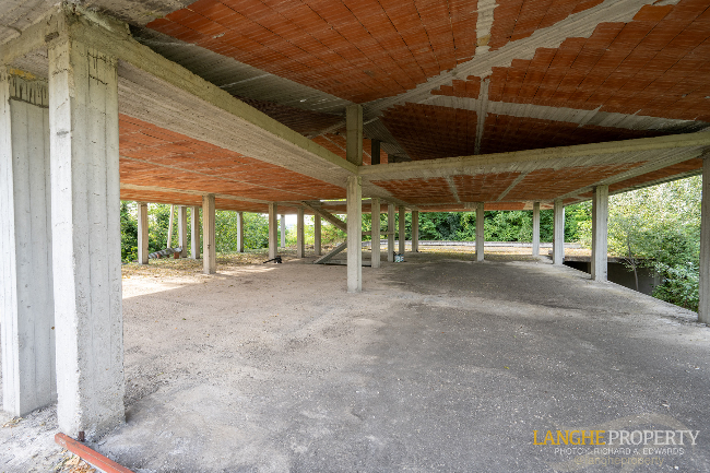 'Shell' villa in stunning location close to Alba