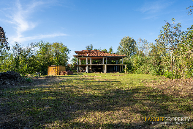 'Shell' villa in stunning location close to Alba