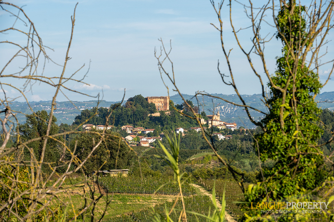 'Shell' villa in stunning location close to Alba