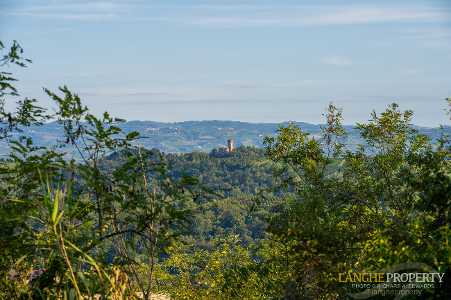 'Shell' villa in stunning location close to Alba