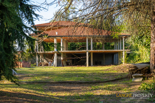 'Shell' villa in stunning location close to Alba