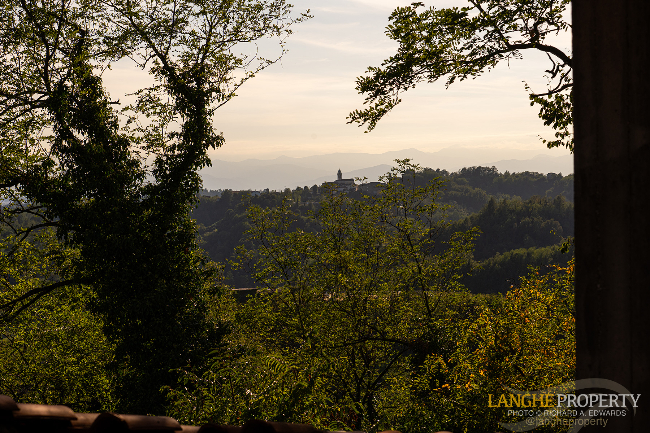 'Shell' villa in stunning location close to Alba