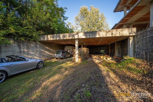 'Shell' villa in stunning location close to Alba