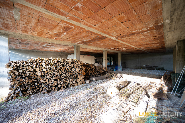 'Shell' villa in stunning location close to Alba