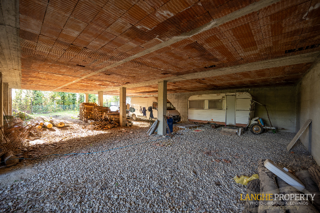 'Shell' villa in stunning location close to Alba