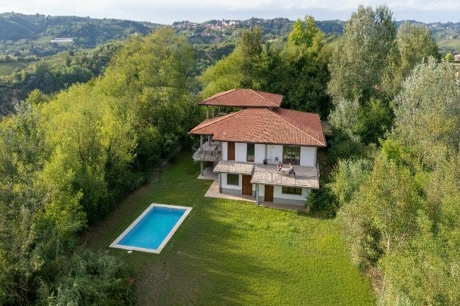 'Shell' villa in stunning location close to Alba