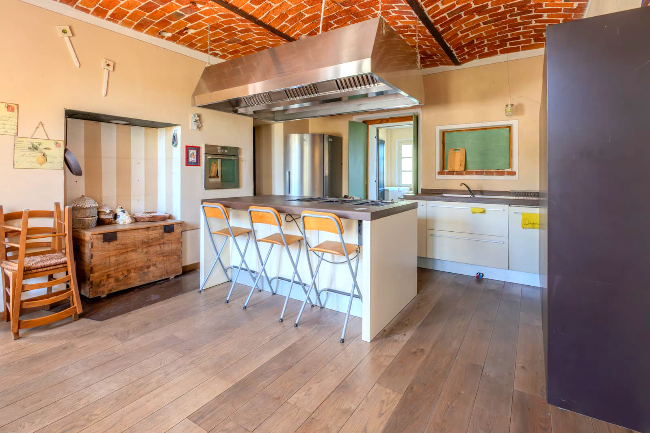 18th century ancient retreat located in Paradise