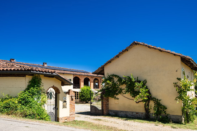 18th century ancient retreat located in Paradise