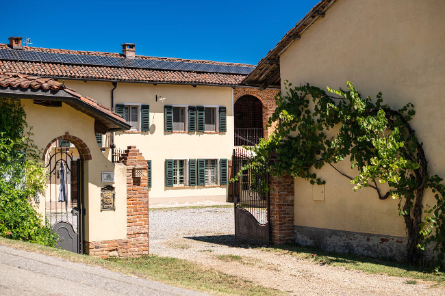 18th century ancient retreat located in Paradise