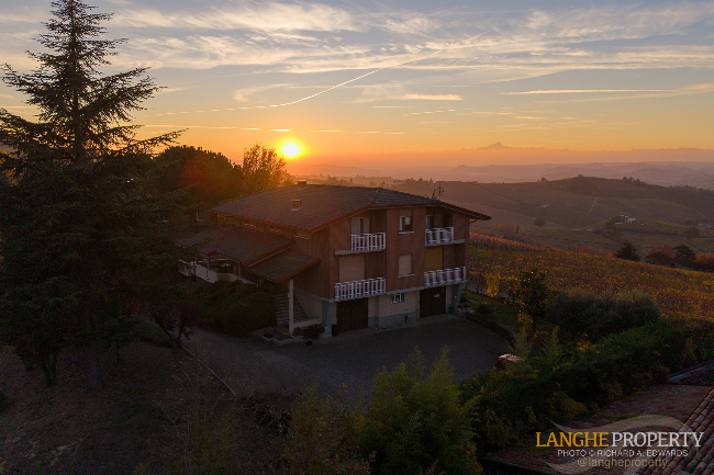Barbaresco villa with stunning view of vineyards and Alps