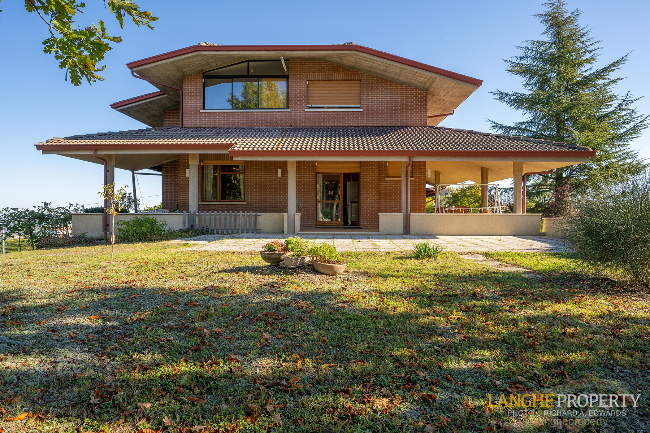 Barbaresco villa with stunning view of vineyards and Alps
