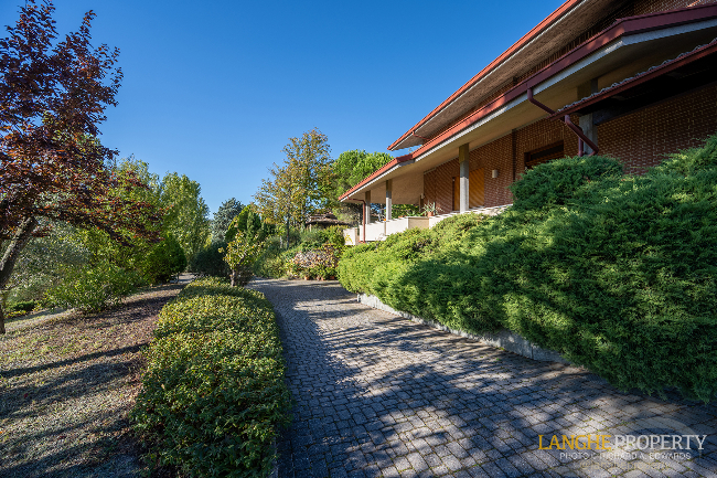 Barbaresco villa with stunning view of vineyards and Alps