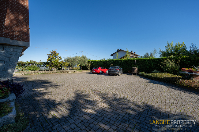 Barbaresco villa with stunning view of vineyards and Alps