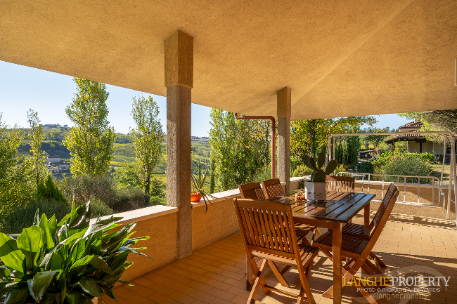Barbaresco villa with stunning view of vineyards and Alps