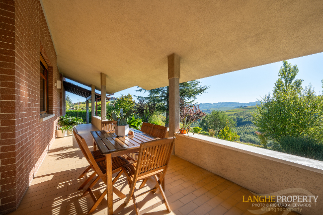 Barbaresco villa with stunning view of vineyards and Alps