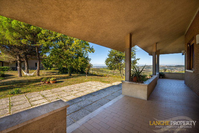 Barbaresco villa with stunning view of vineyards and Alps