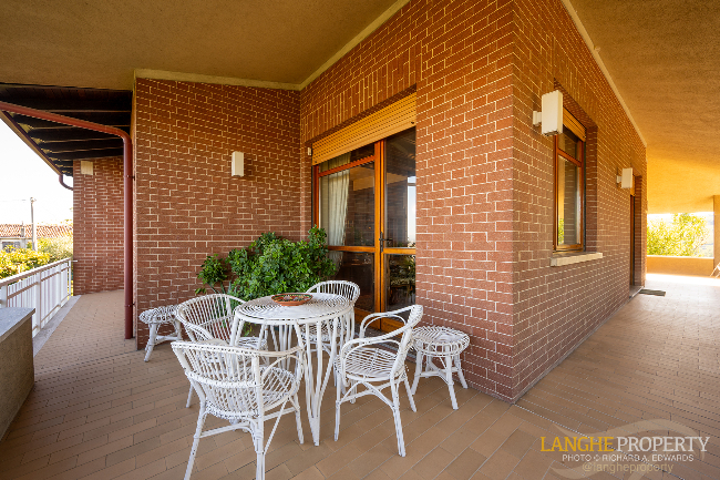 Barbaresco villa with stunning view of vineyards and Alps