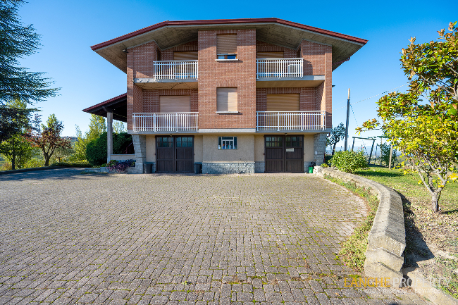 Barbaresco villa with stunning view of vineyards and Alps