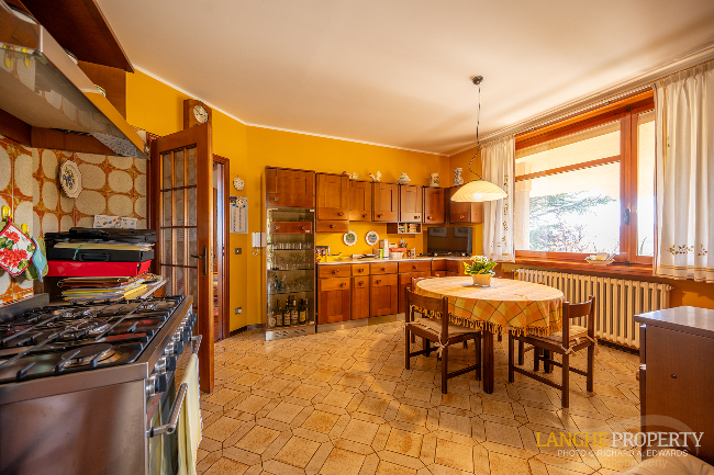 Barbaresco villa with stunning view of vineyards and Alps