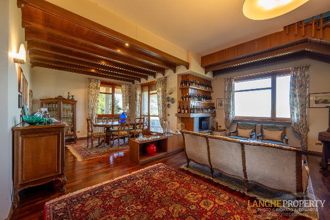 Barbaresco villa with stunning view of vineyards and Alps