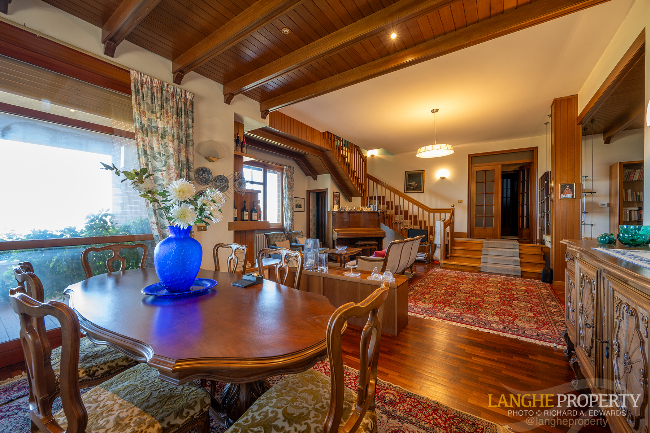 Barbaresco villa with stunning view of vineyards and Alps