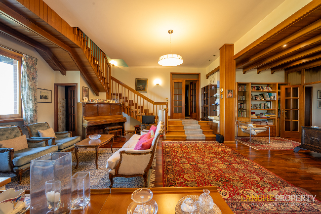 Barbaresco villa with stunning view of vineyards and Alps