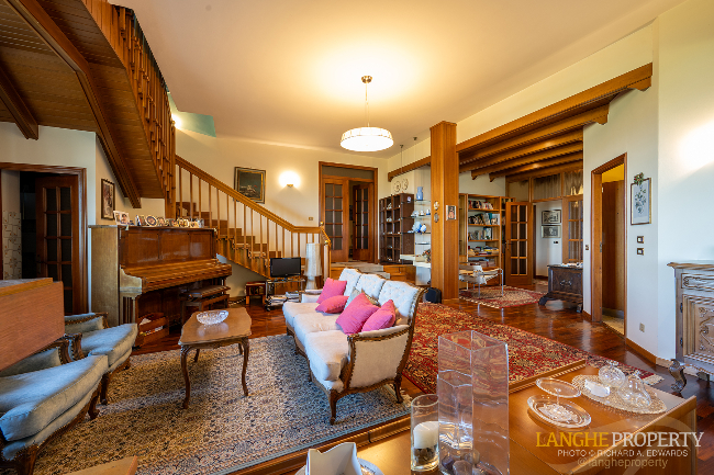 Barbaresco villa with stunning view of vineyards and Alps