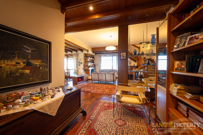 Barbaresco villa with stunning view of vineyards and Alps