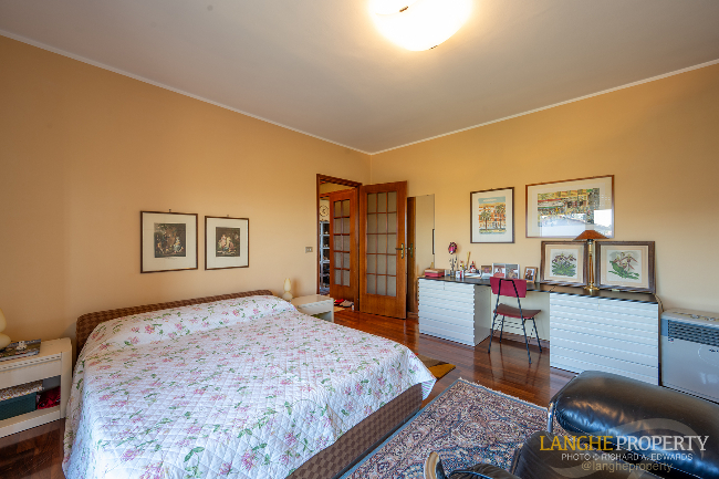 Barbaresco villa with stunning view of vineyards and Alps