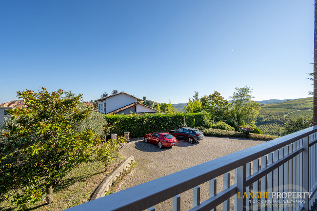 Barbaresco villa with stunning view of vineyards and Alps