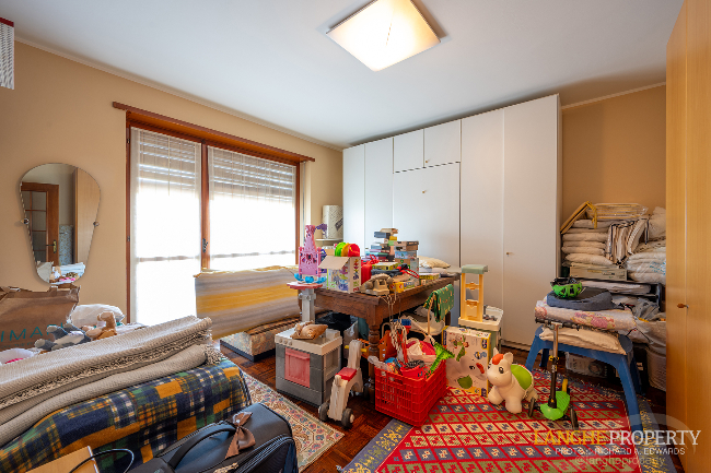 Barbaresco villa with stunning view of vineyards and Alps