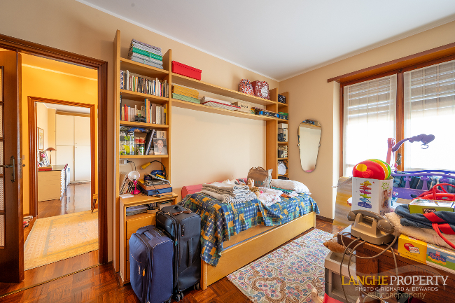 Barbaresco villa with stunning view of vineyards and Alps