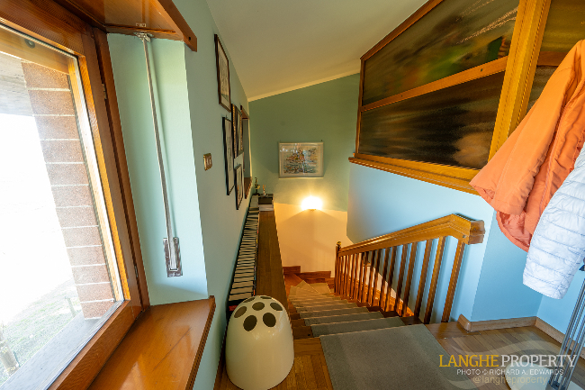 Barbaresco villa with stunning view of vineyards and Alps