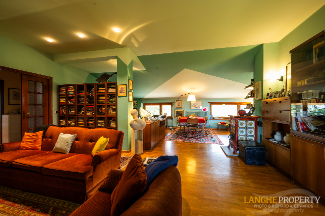 Barbaresco villa with stunning view of vineyards and Alps