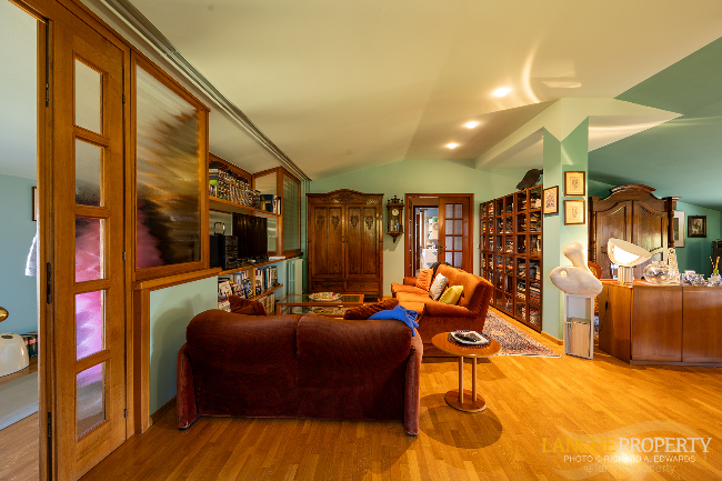 Barbaresco villa with stunning view of vineyards and Alps