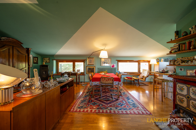 Barbaresco villa with stunning view of vineyards and Alps