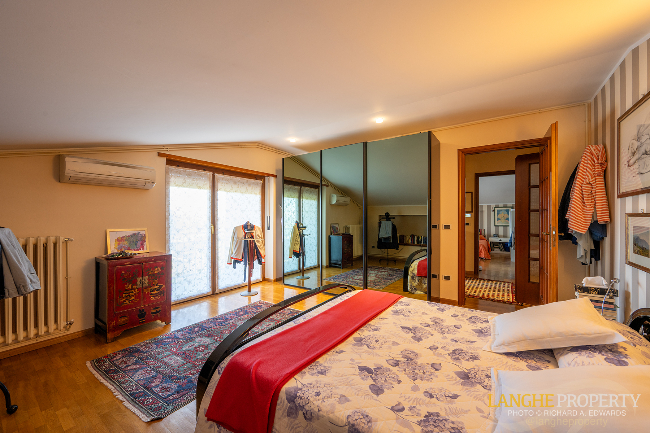 Barbaresco villa with stunning view of vineyards and Alps