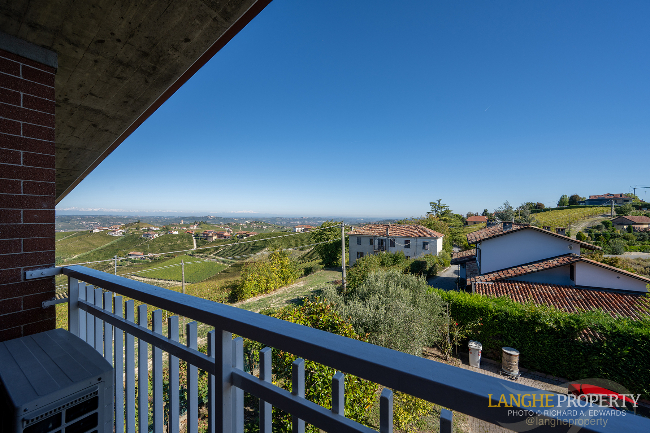 Barbaresco villa with stunning view of vineyards and Alps