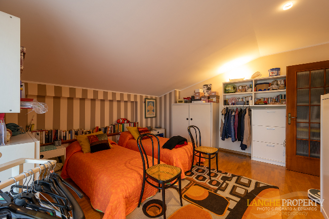 Barbaresco villa with stunning view of vineyards and Alps