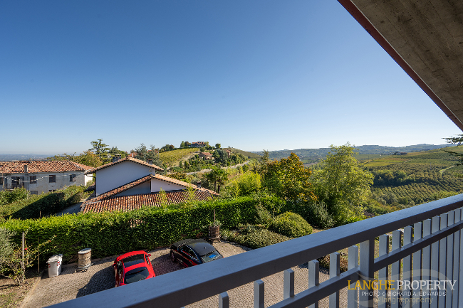 Barbaresco villa with stunning view of vineyards and Alps