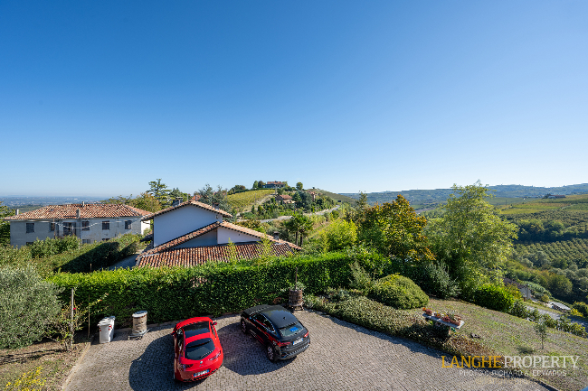 Barbaresco villa with stunning view of vineyards and Alps