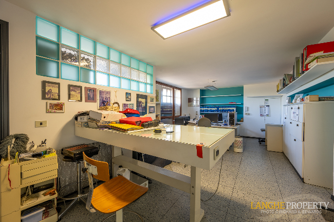 Barbaresco villa with stunning view of vineyards and Alps