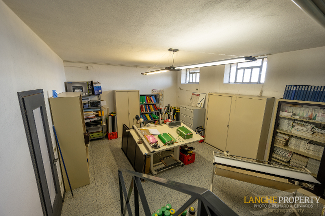 Barbaresco villa with stunning view of vineyards and Alps