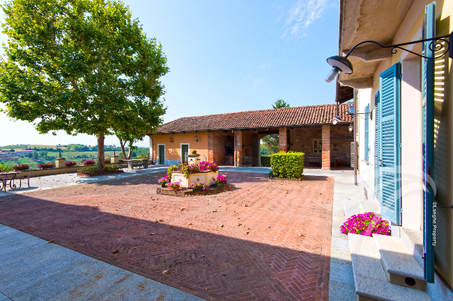 Unique wine property in stunning position